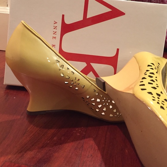Anne Klein peep toe perforated yellow wedge sandal - Picture 3 of 4